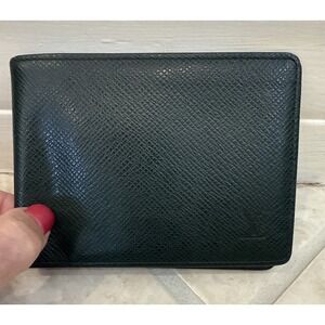 VTG Louis Vuitton Taiga Bifold Wallet Green‎ Leather 3 Compartment MI0915 Logo